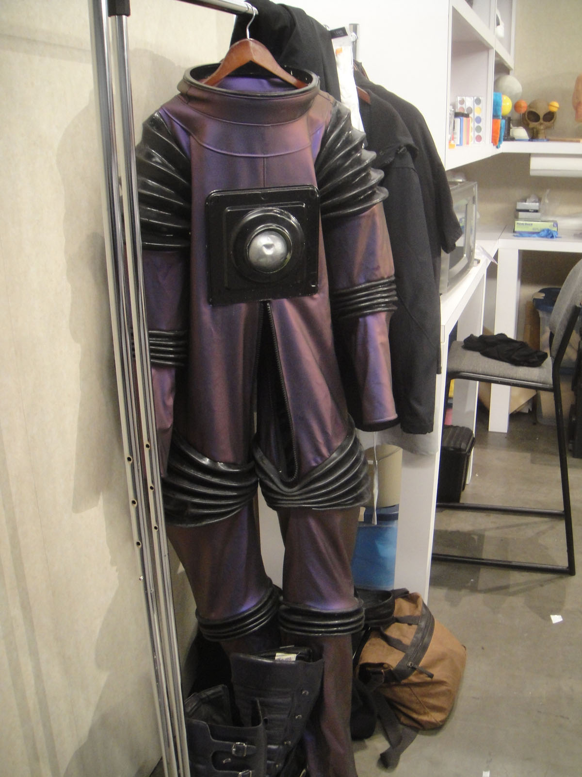 File:CES 2012 - Sony Men in Black 3 alien costume (6764369521).jpg -  Wikimedia Commons