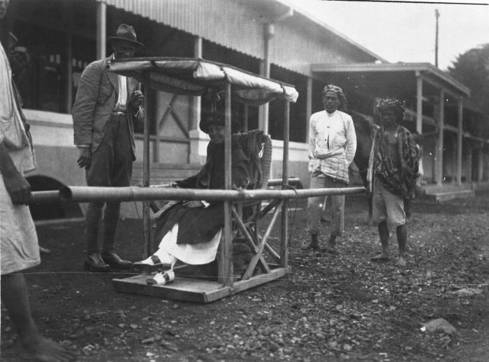 File:COLLECTIE TROPENMUSEUM Kitty Westerman in een draagstoel gereed voor een tocht naar een vulkaan Nederlands-Indië TMnr 60026703.jpg