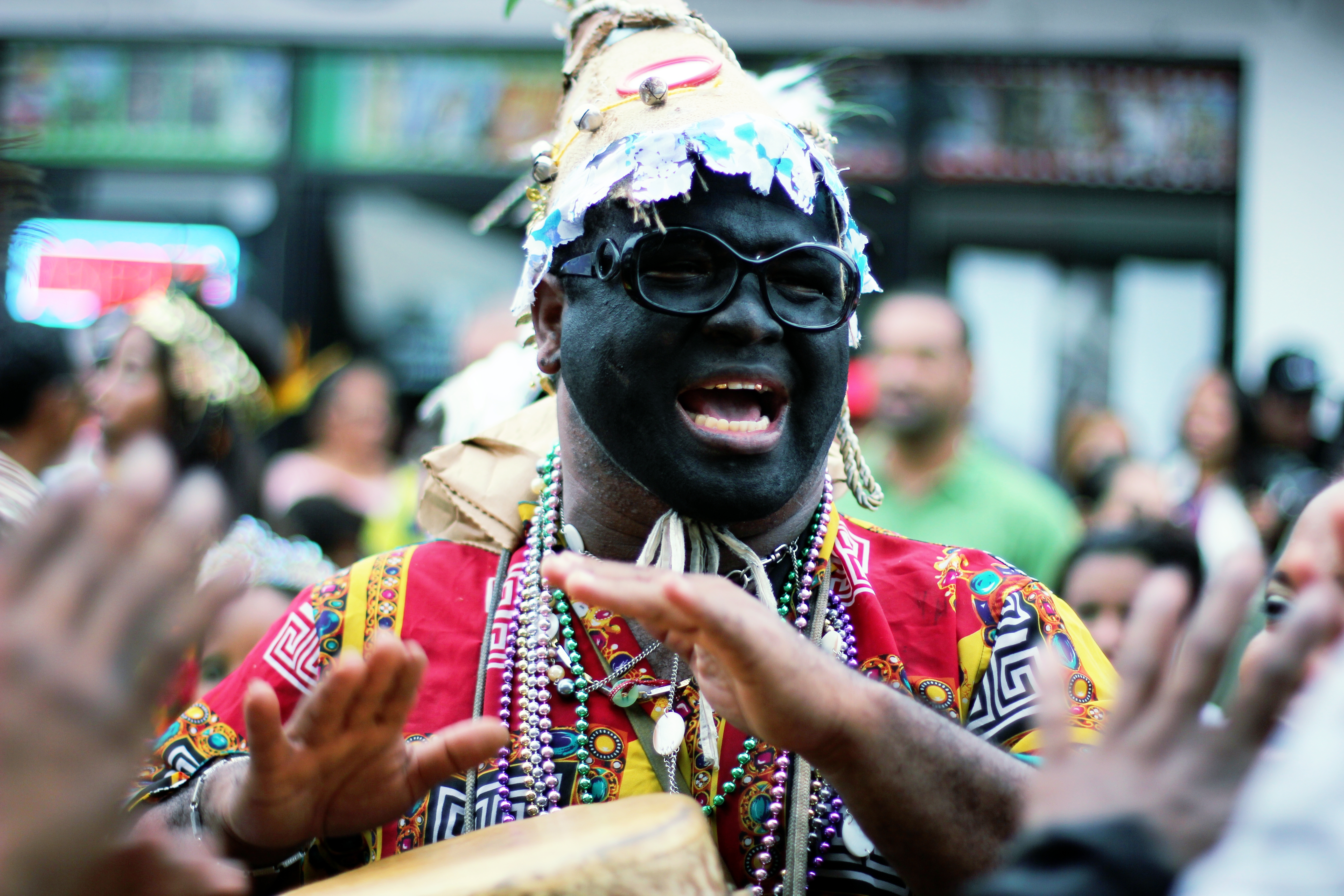 Grupo de amigos en el carnaval africano con disfraces