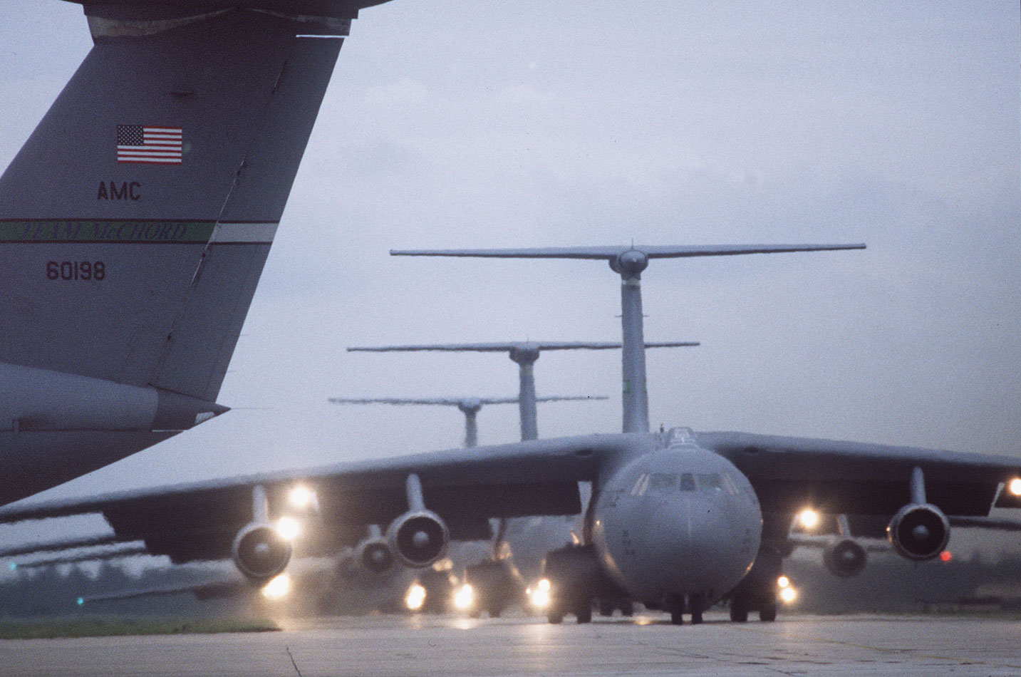 Lockheed c-141 Starlifter Lockheed в небе. Локхид с141 полет с открытой рампой. C141 Starlifter ханойское такси. USAF C-141.