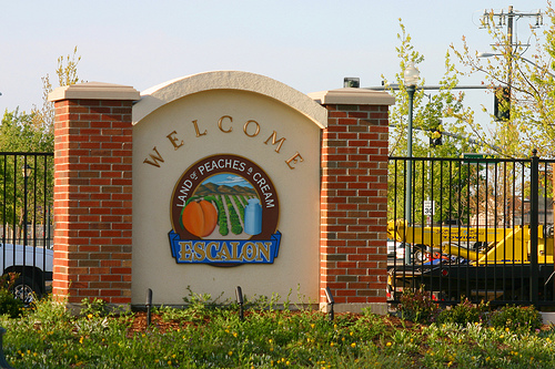 File:Escalon,CA Land of Peaches and Cream.jpg