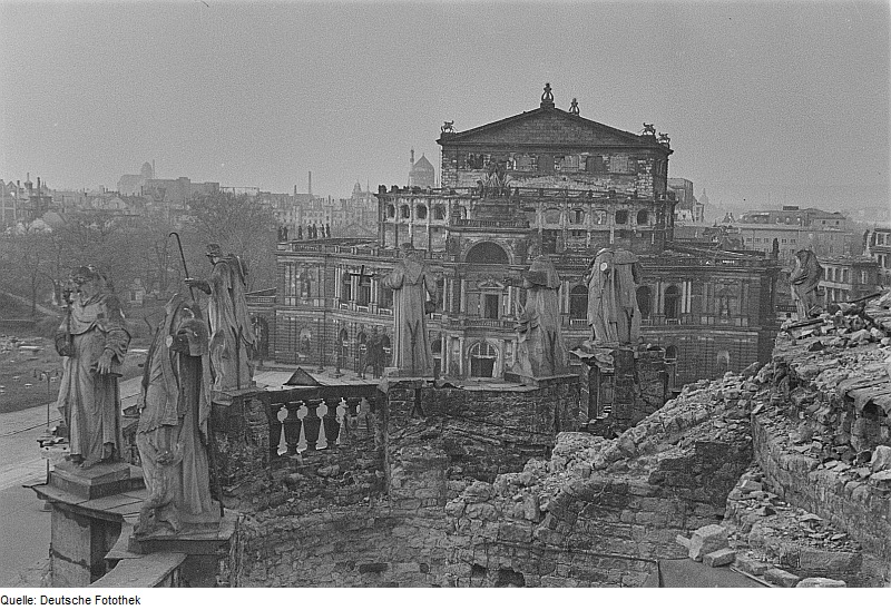 Blick von der Ruine der Katholischen Hofkirche zur Ruine des Opernhauses (nach dem 17. September 1945)