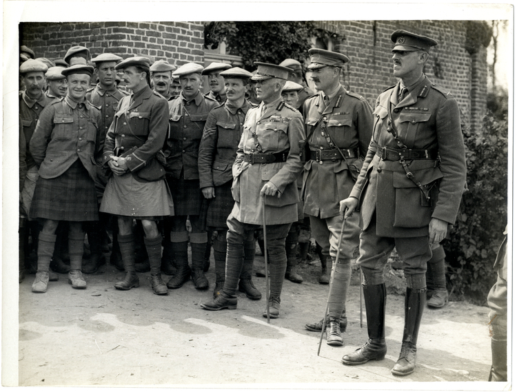 File:General Sir James Willcocks visiting Highlanders (Photo 24-290).jpg
