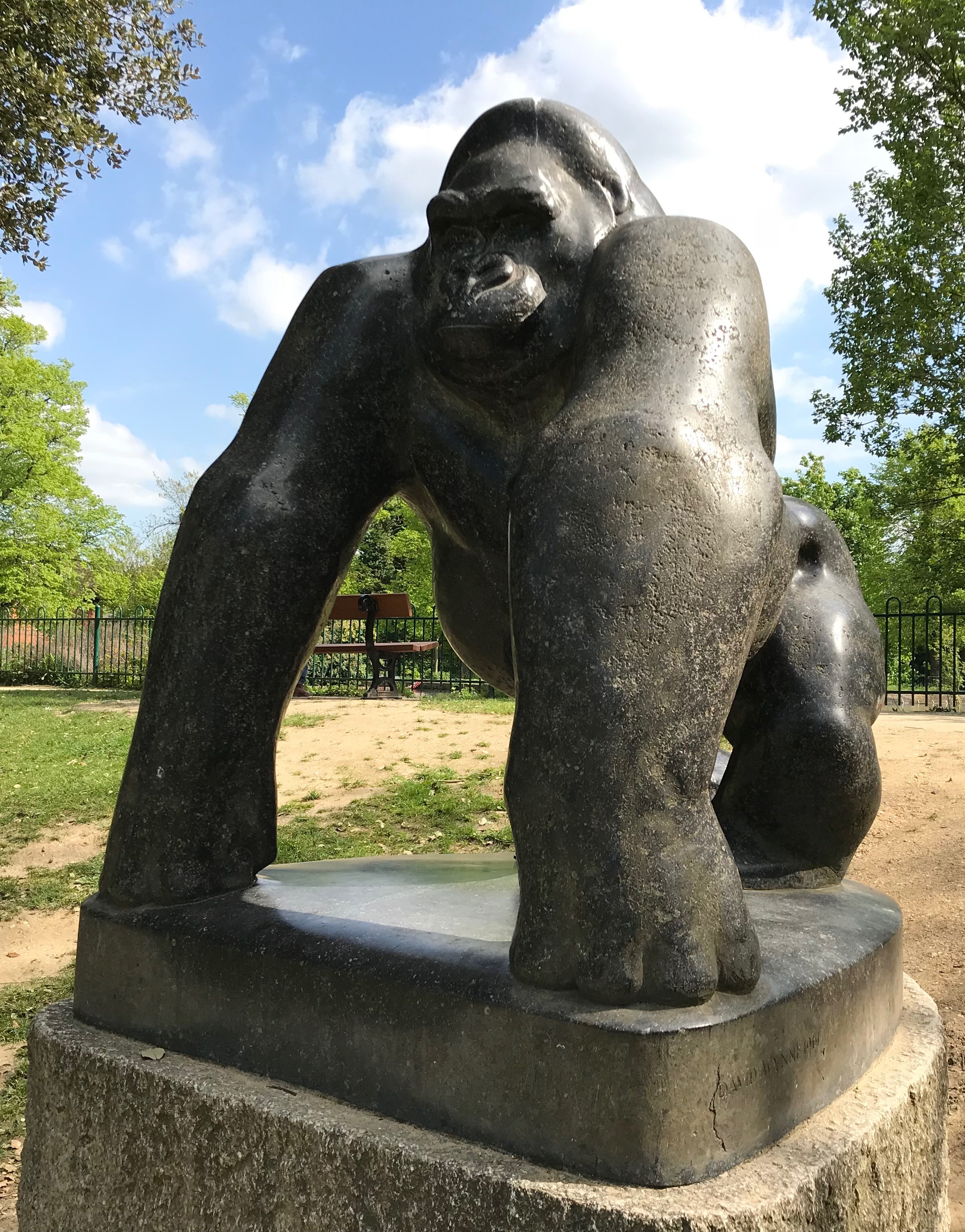 Gorilla (sculpture) - Wikipedia