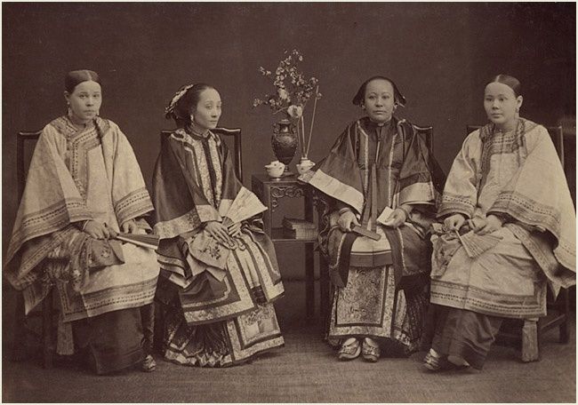 Han women during the Manchu Qing dynasty.jpg