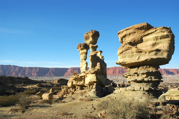 https://upload.wikimedia.org/wikipedia/commons/a/a9/Ischigualasto_provincial_park.jpg