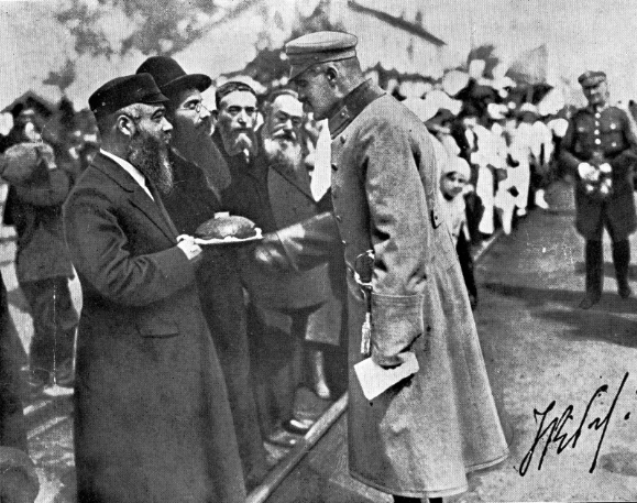 File:Jews in Dęblin greet Piłsudski, 1920.png