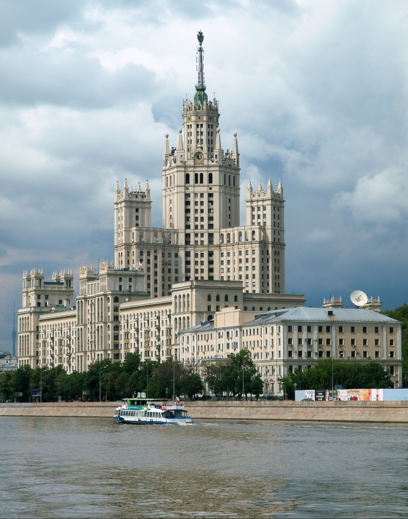 Здания москвы фото. Сталинские высотки в Москве МГУ. Сталинская высотка на Котельнической набережной. Высота сталинская Москва. Гостиница Украина сталинская высотка.