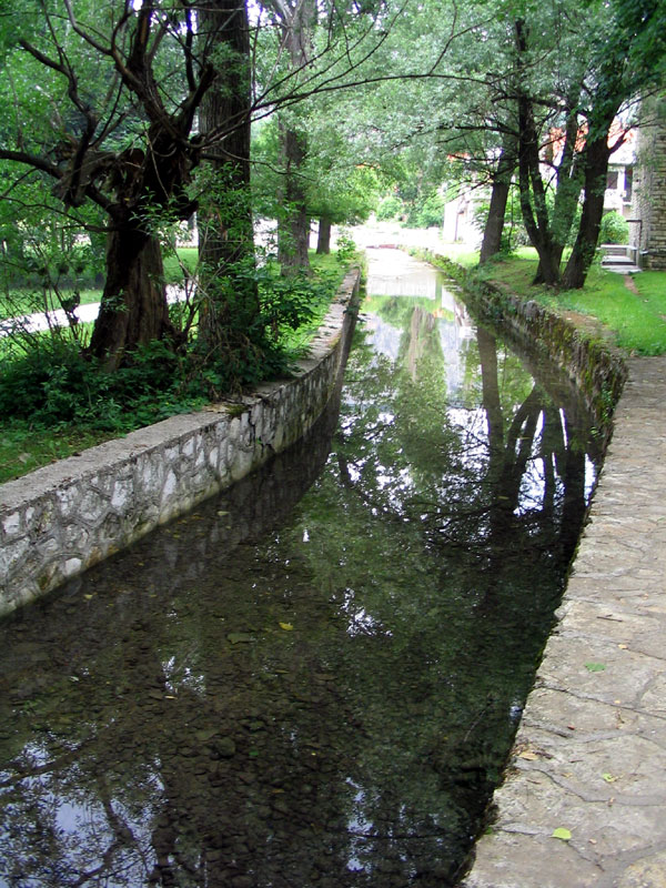 File:Livno, Bosna i Hercegovina, rijeka Bistrica (2).jpg ...