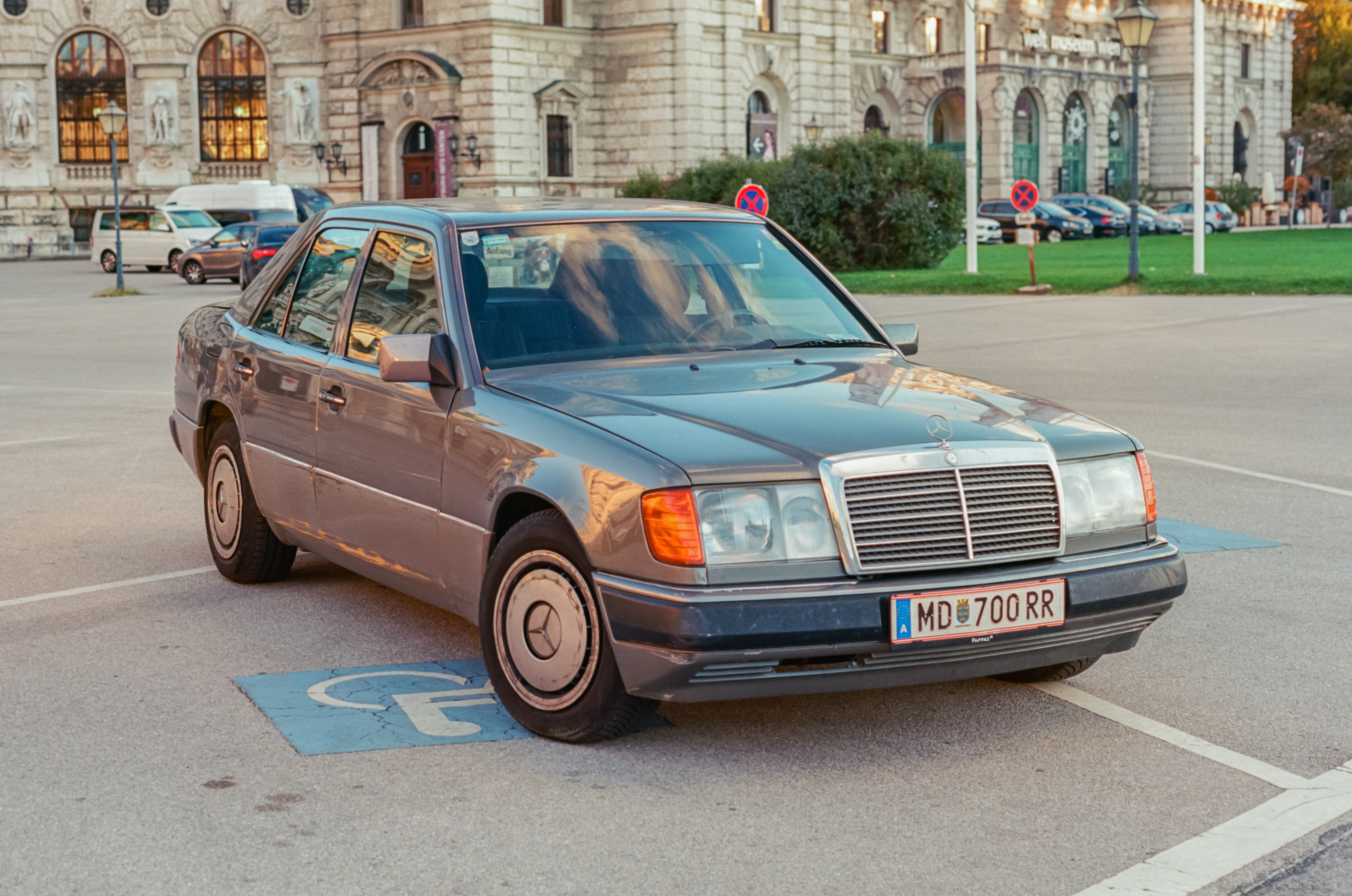 Mercedes Benz W124: Most Up-to-Date Encyclopedia, News & Reviews