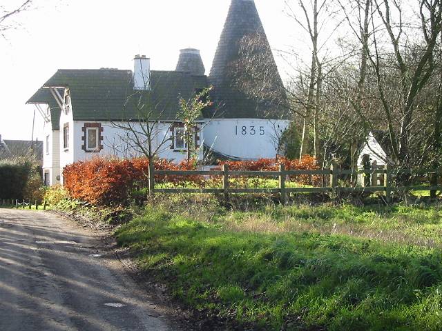 File:Old oast house on Mill Road, Wingham Well - geograph.org.uk - 629391.jpg