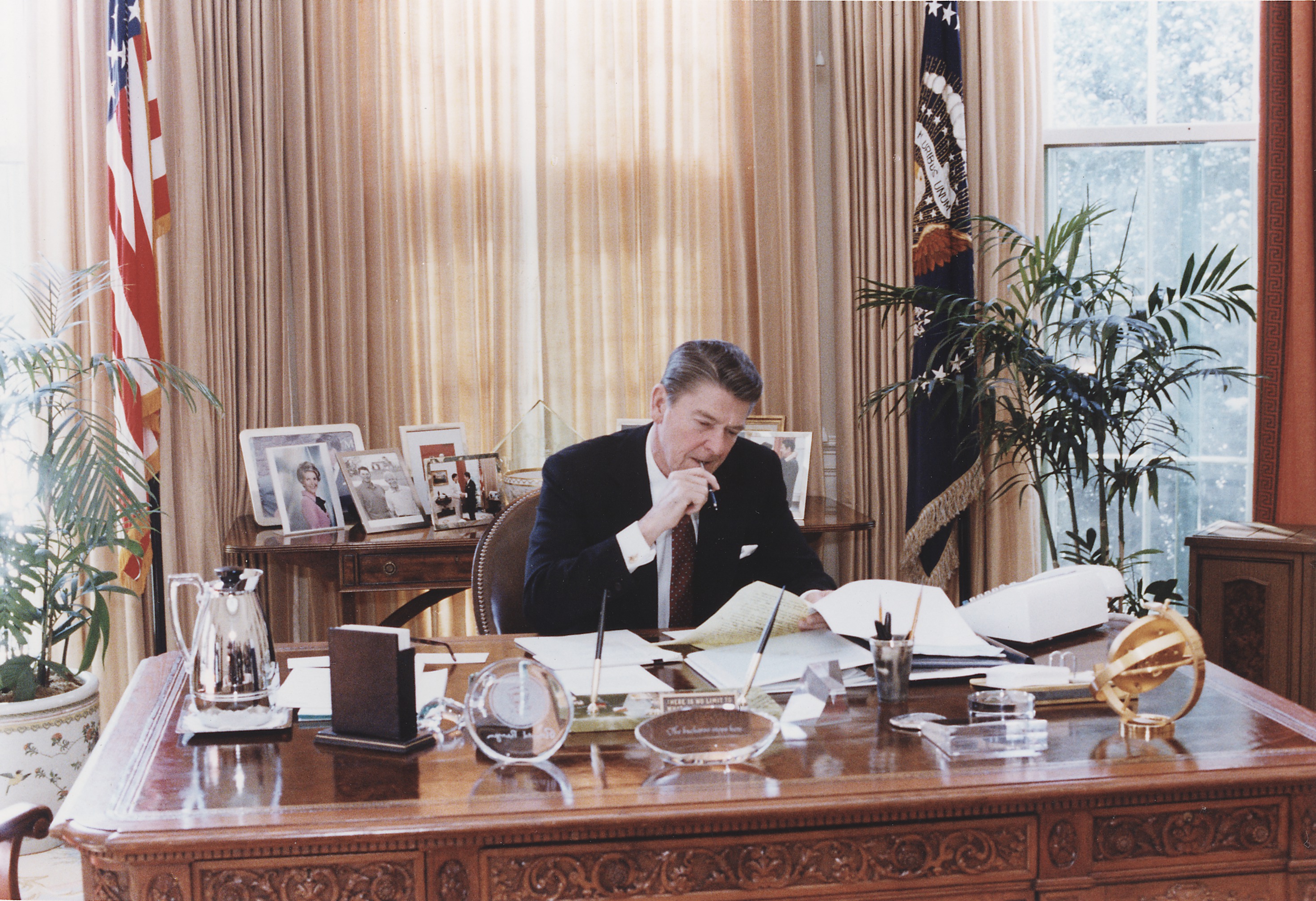 Datei Photograph Of President Reagan Working At His Oval Office