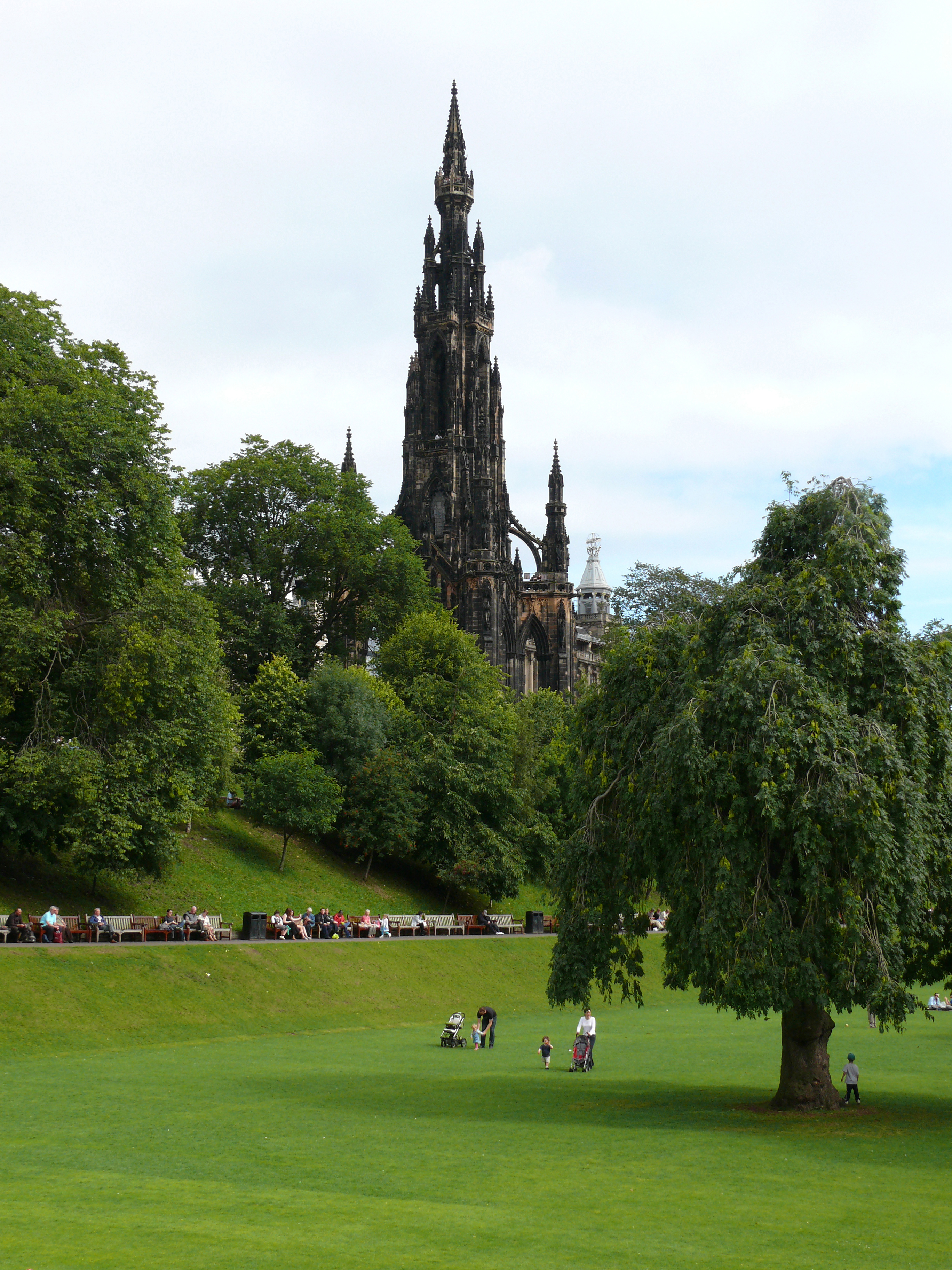 В Эдинбурге в парке на Принсес стрит монумент слоненку. Princes Street Gardens фото. Princes Street Gardens.