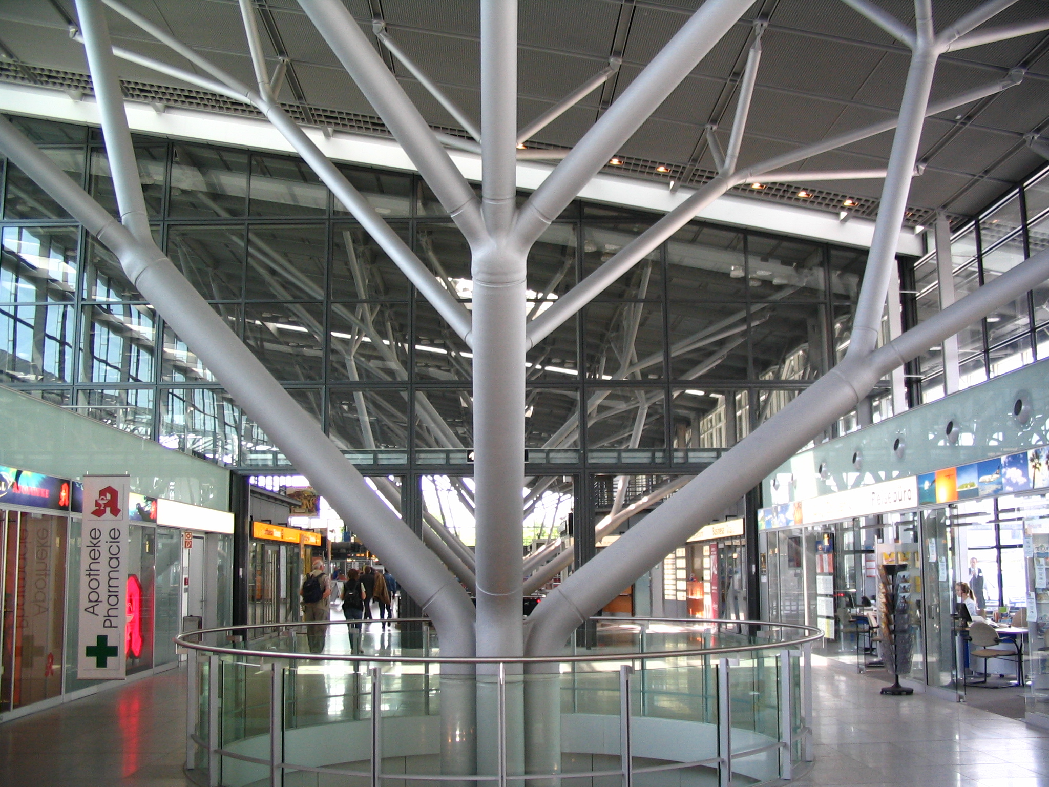 Stuttgart_Airport_Interior_2005-06-02.jpg