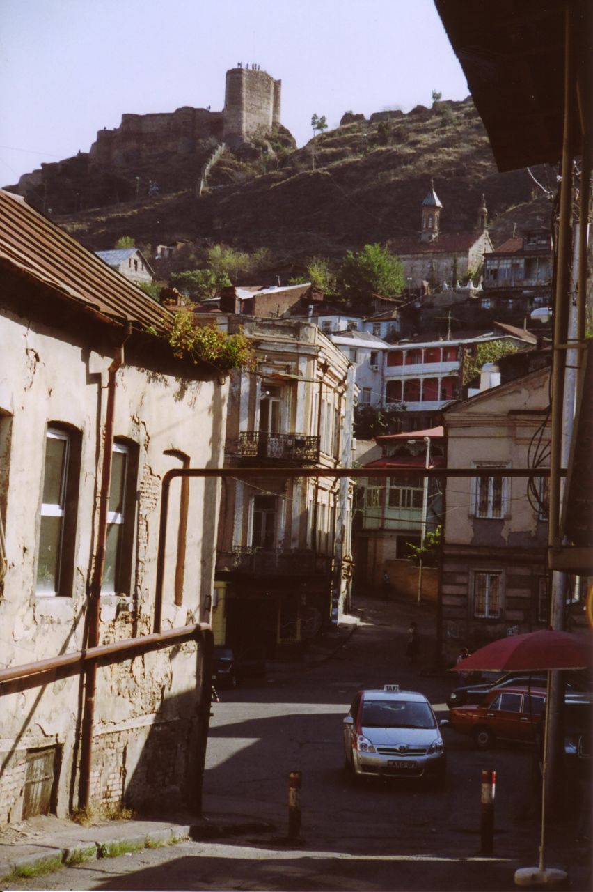 Tbilisi streets. Улица або Тбилели Тбилиси. Тбилиси ул Араратская. Тбилиси улица Хизанеишвили. Шардыни стрит Тбилиси.