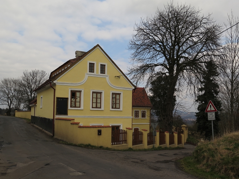 File:Trnobrany, bývalý zájezdní hostinec čp.34.jpg