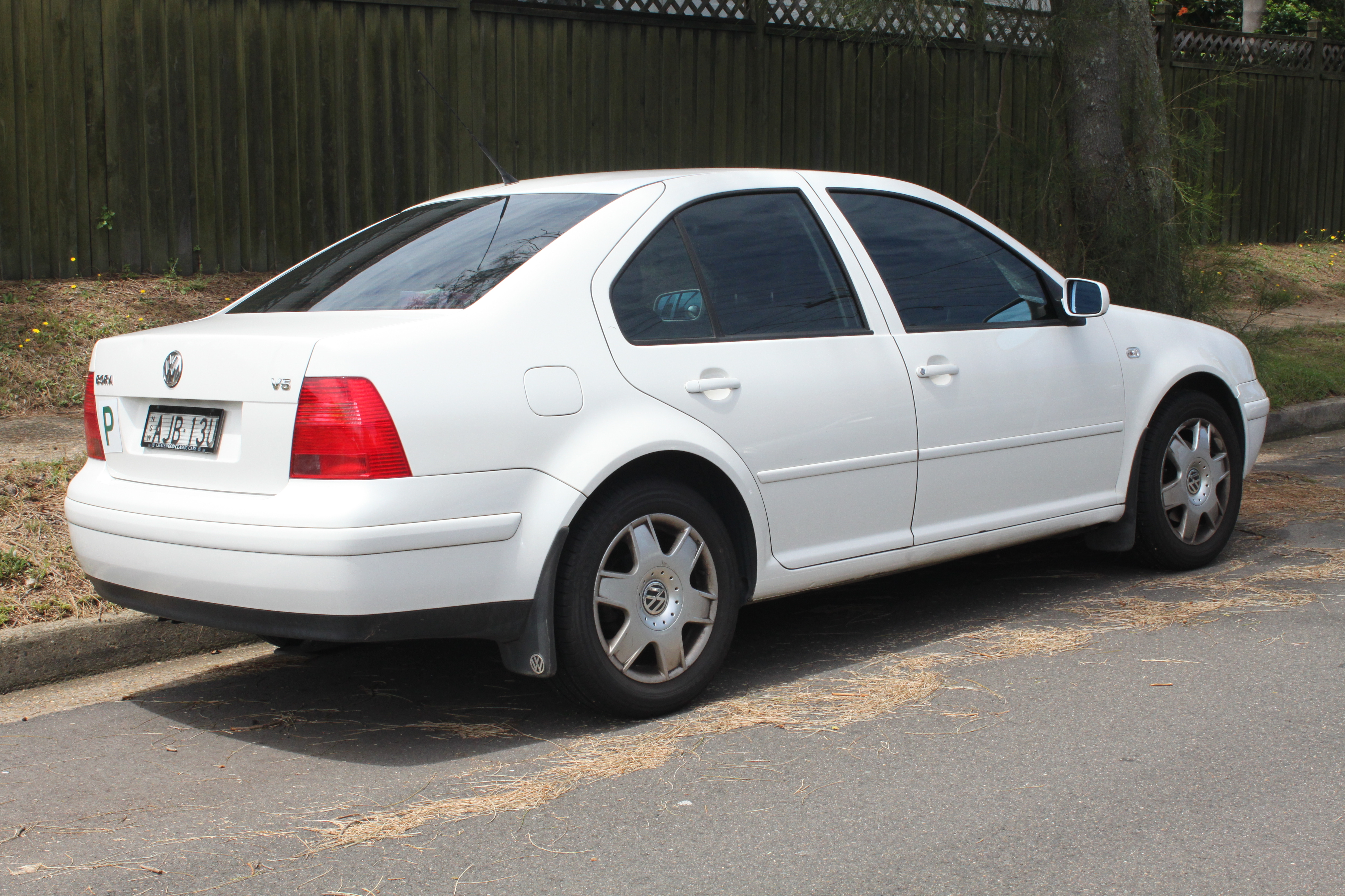 File:2000 Volkswagen Bora (1J) V5 sedan (24081605485).jpg - Wikimedia  Commons