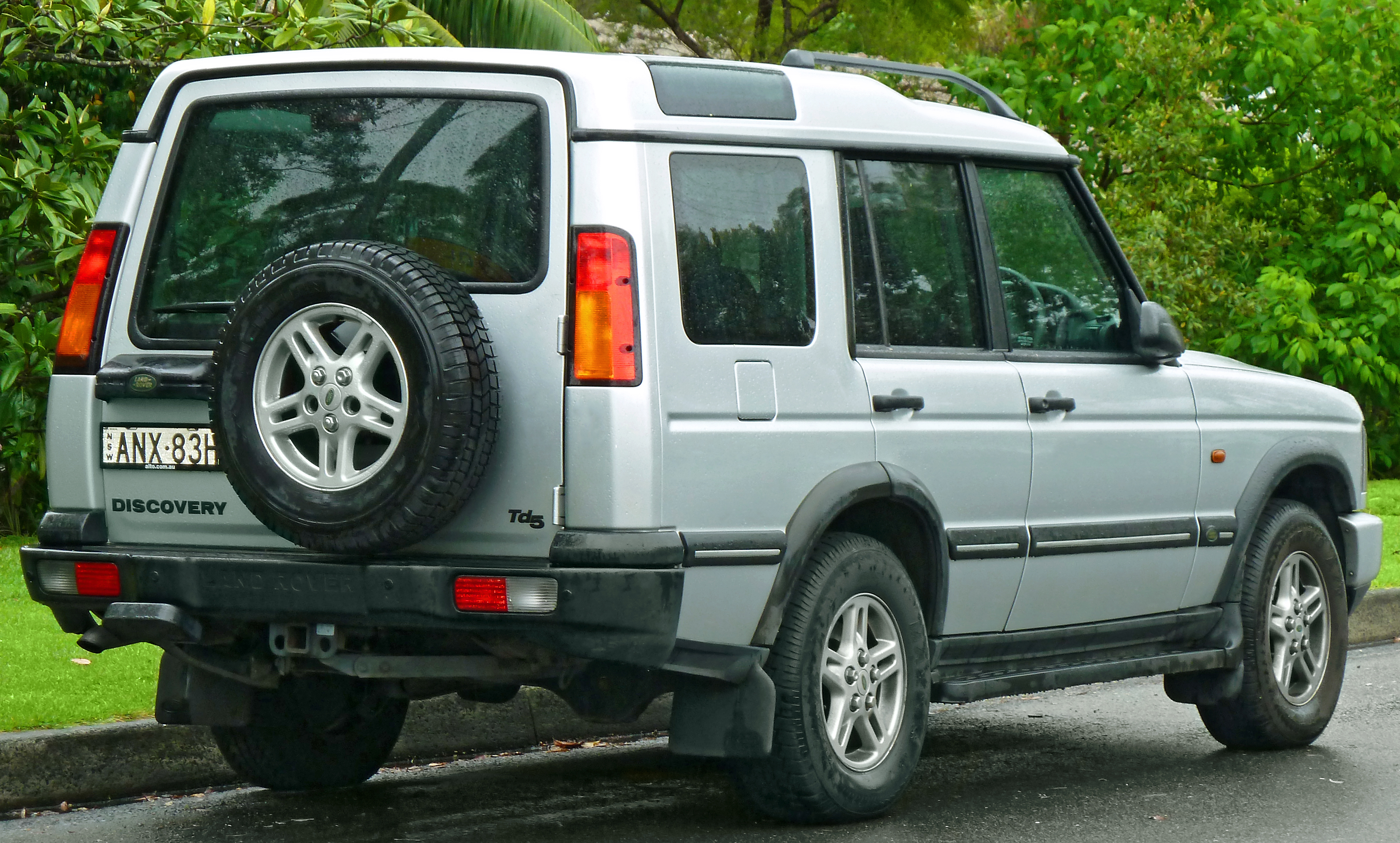 File:2002-2004 Rover Discovery (MY03) 5-door wagon (2011-10-25).jpg - Wikimedia Commons