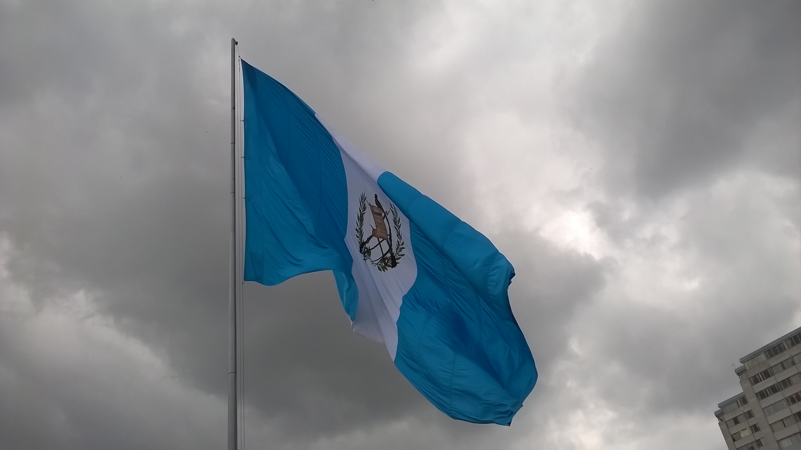 File Bandera De Guatemala Cerca De La Plaza De Constitucion En Zona 1 Jpg Wikimedia Commons