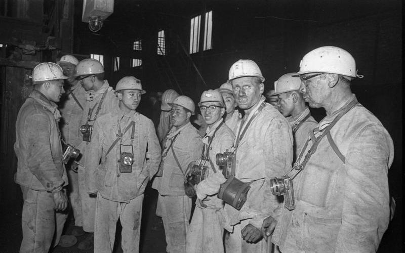 File:Bundesarchiv B 145 Bild-F008617-0022, Besichtigung Bergbau Duisburg, Schüler aus Japan.jpg