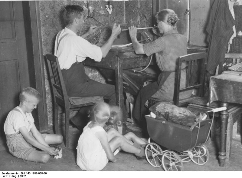 File:Bundesarchiv Bild 146-1987-028-30, Thüringen, Deesbach, Heimarbeit.jpg