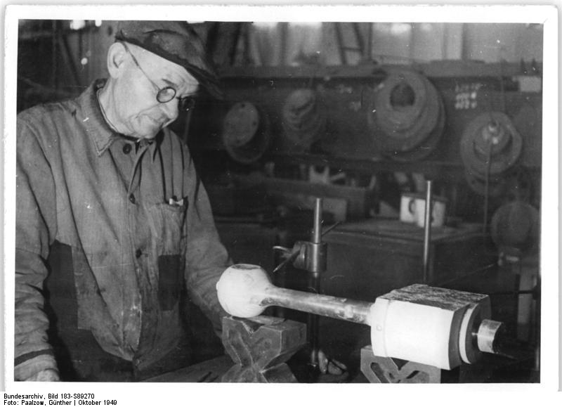 File:Bundesarchiv Bild 183-S89270, Halle-Saale-Werke, Industriearbeiter Pleuelstangen anreissend.jpg