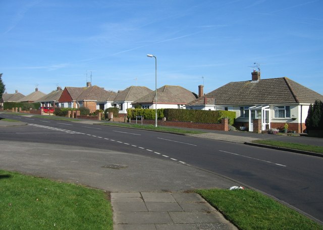 File:Bungalows in High Drive - geograph.org.uk - 684945.jpg