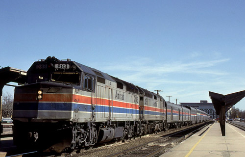 File:California Zephyr at Sacramento Valley Station, February 1985.jpg