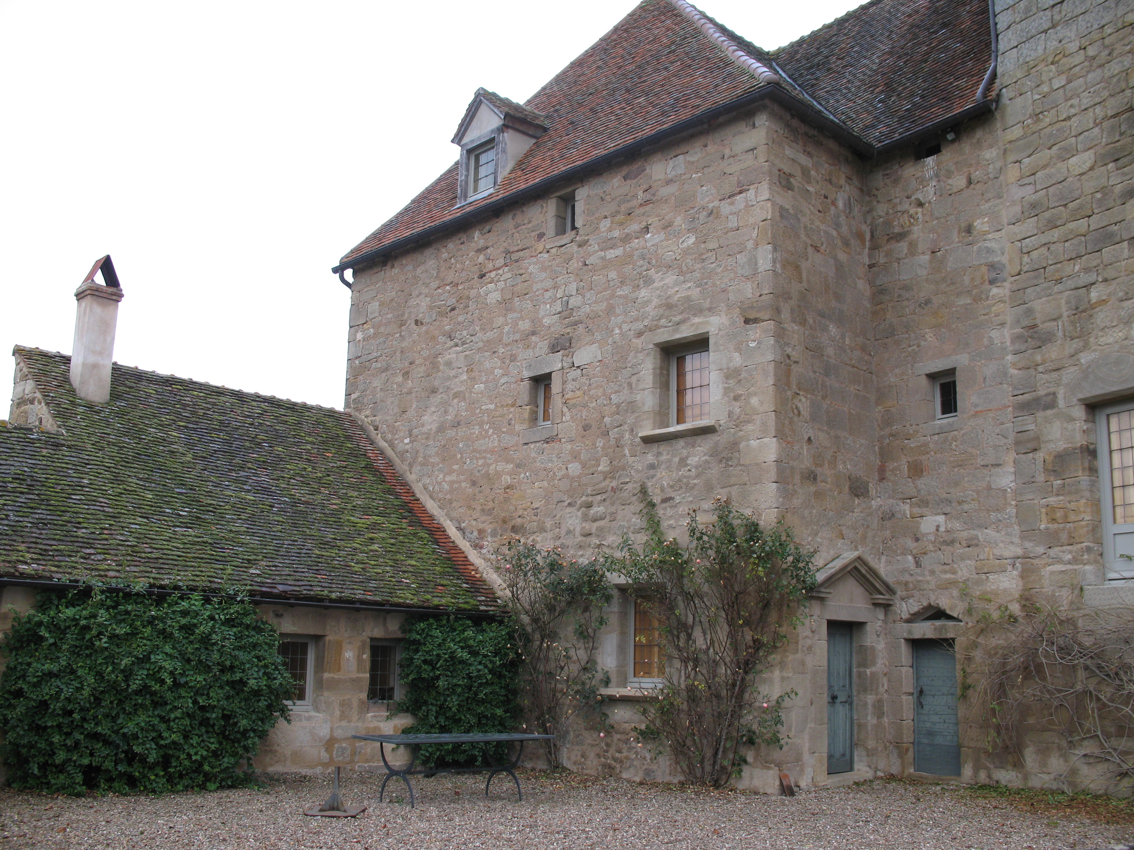 File:Château de Lally (Saint-Léger-du-Bois) 4.JPG - Wikimedia Commons