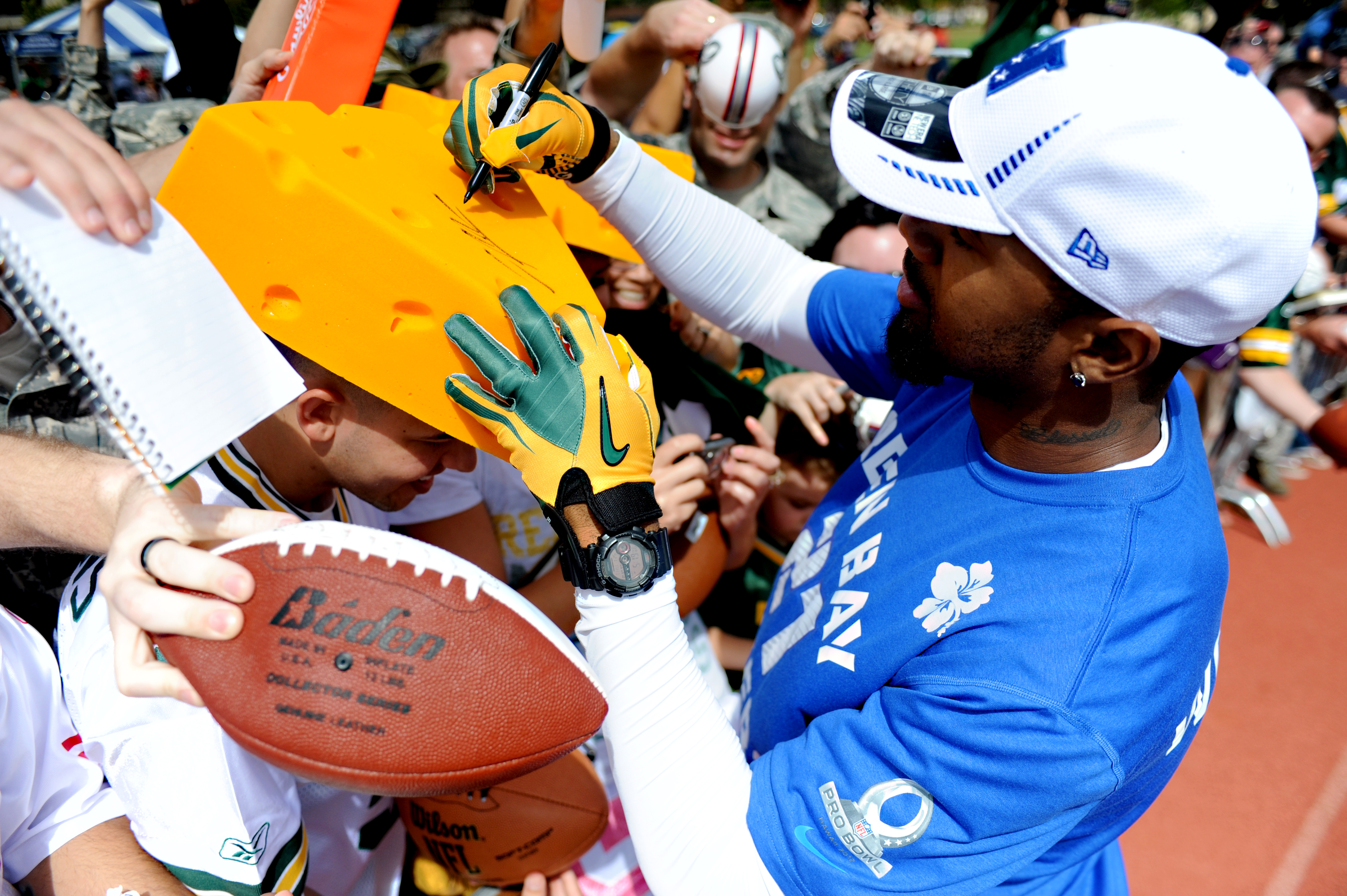 File:Charles Woodson signing autographs.jpg - Wikimedia Commons