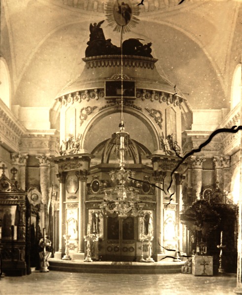 Picture of the iconostasis in Our Lady of Kazan Church. Public domain.