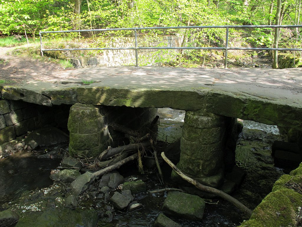 https://upload.wikimedia.org/wikipedia/commons/a/aa/Clapper_Bridge%2C_Horsforth.jpg