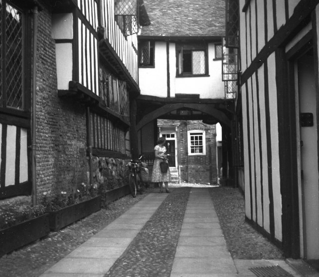 File:Courtyard passage, Mermaid Inn, Rye - geograph.org.uk - 1320045.jpg