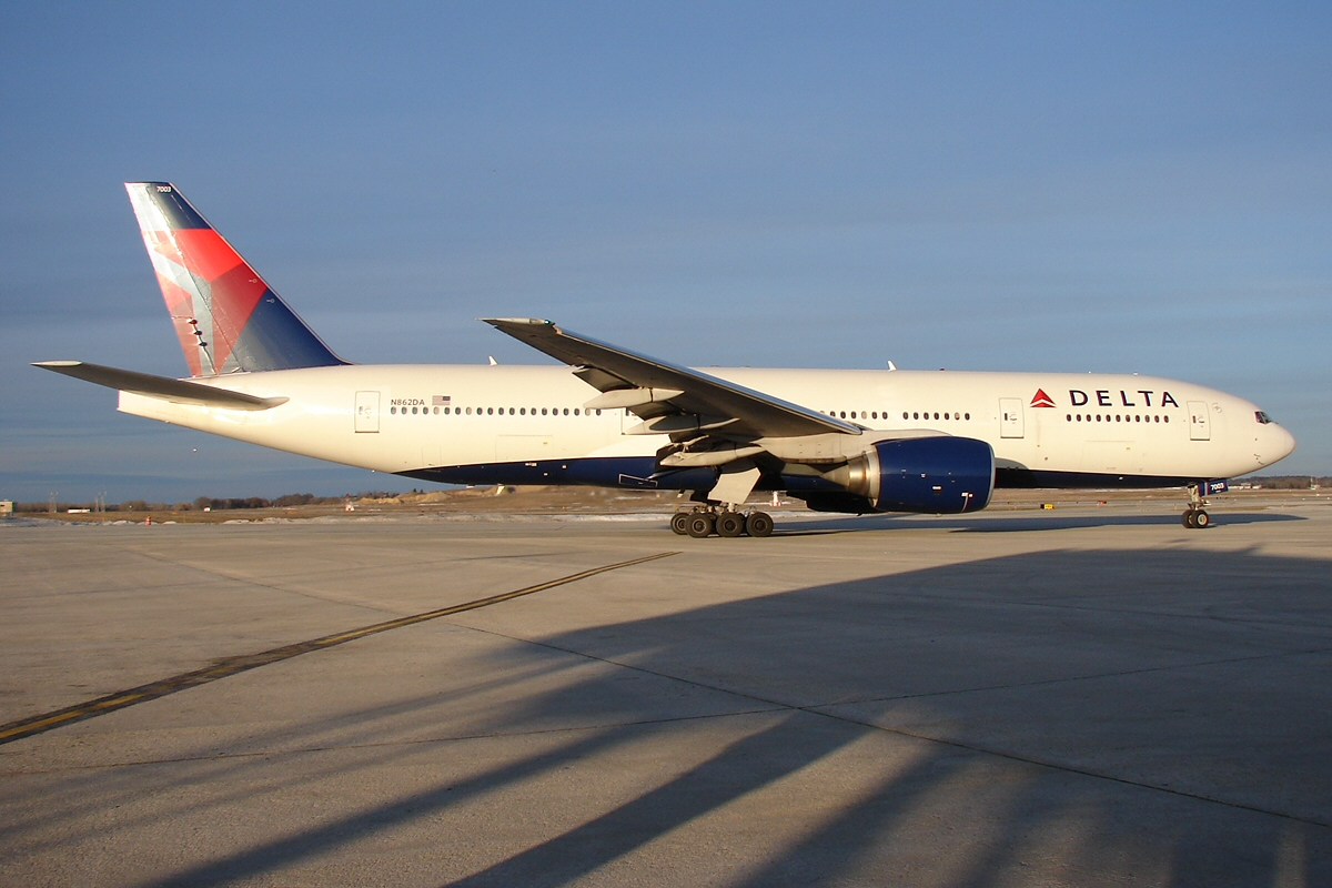 DELTA AIR LINES Boeing 777-200ER (N862DA) (5321658538).jpg