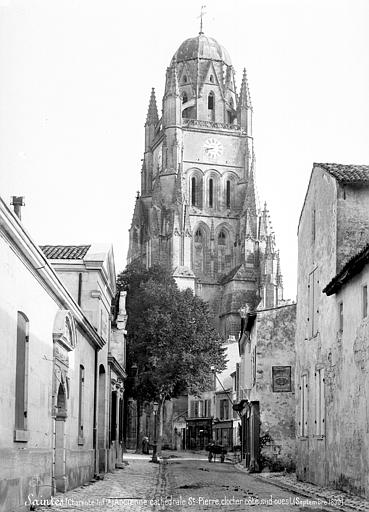 File:Eglise Saint-Pierre (ancienne cathédrale) et son cloître - Clocher, pris d'une rue, côté sud-ouest - Saintes - Médiathèque de l'architecture et du patrimoine - APMH00002527.jpg
