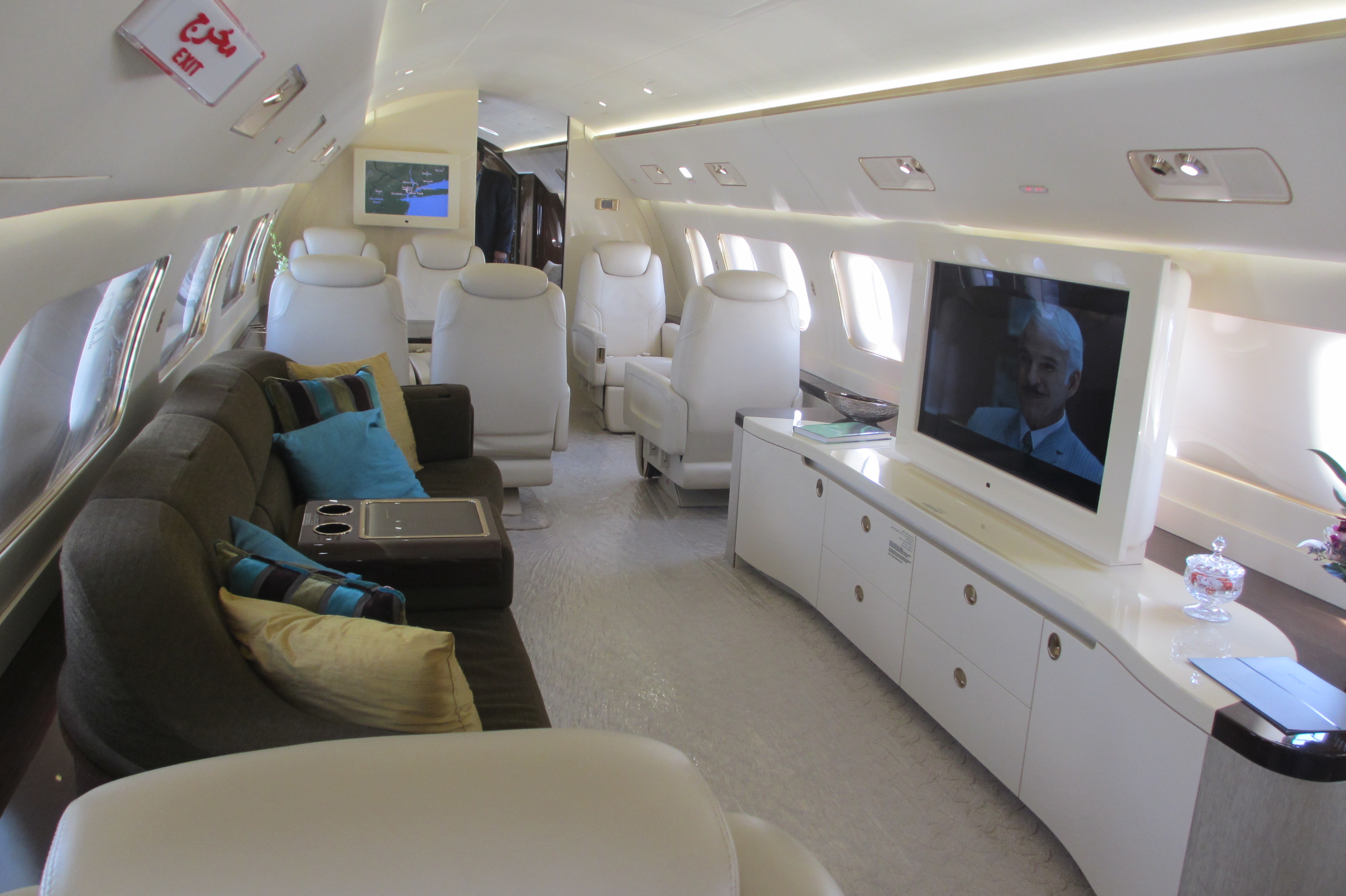 File:Embraer Lineage 1000 interior living room.jpg - Wikimedia Commons