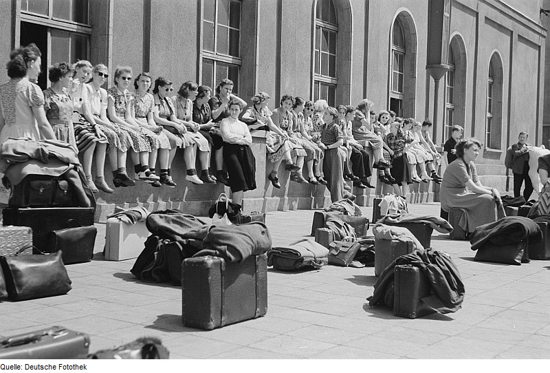 File:Fotothek df roe-neg 0006330 017 Ankunft am Berliner Ostbahnhof.jpg