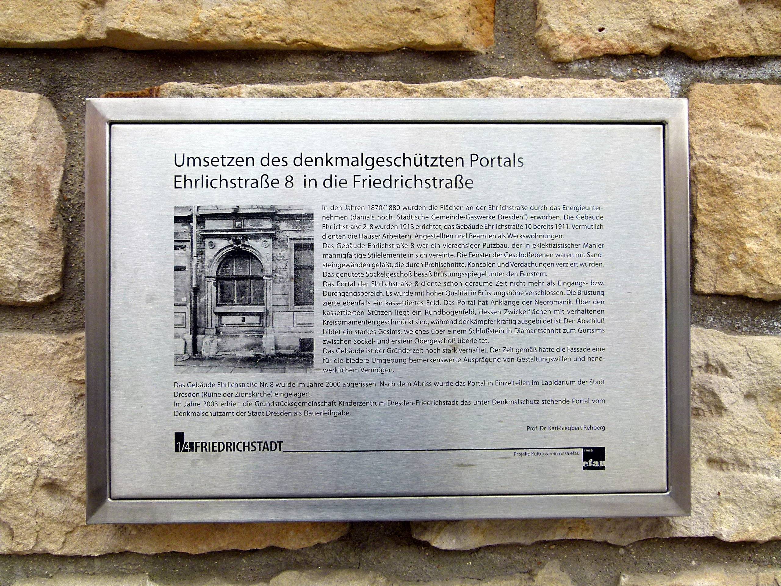 Informationsschild in der Friedrichstraße in Dresden mit einem Text von Karl-Siegbert Rehberg