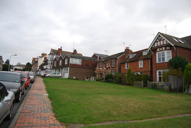 File:Houses facing the common, Holden Rd - geograph.org.uk - 1543961.jpg