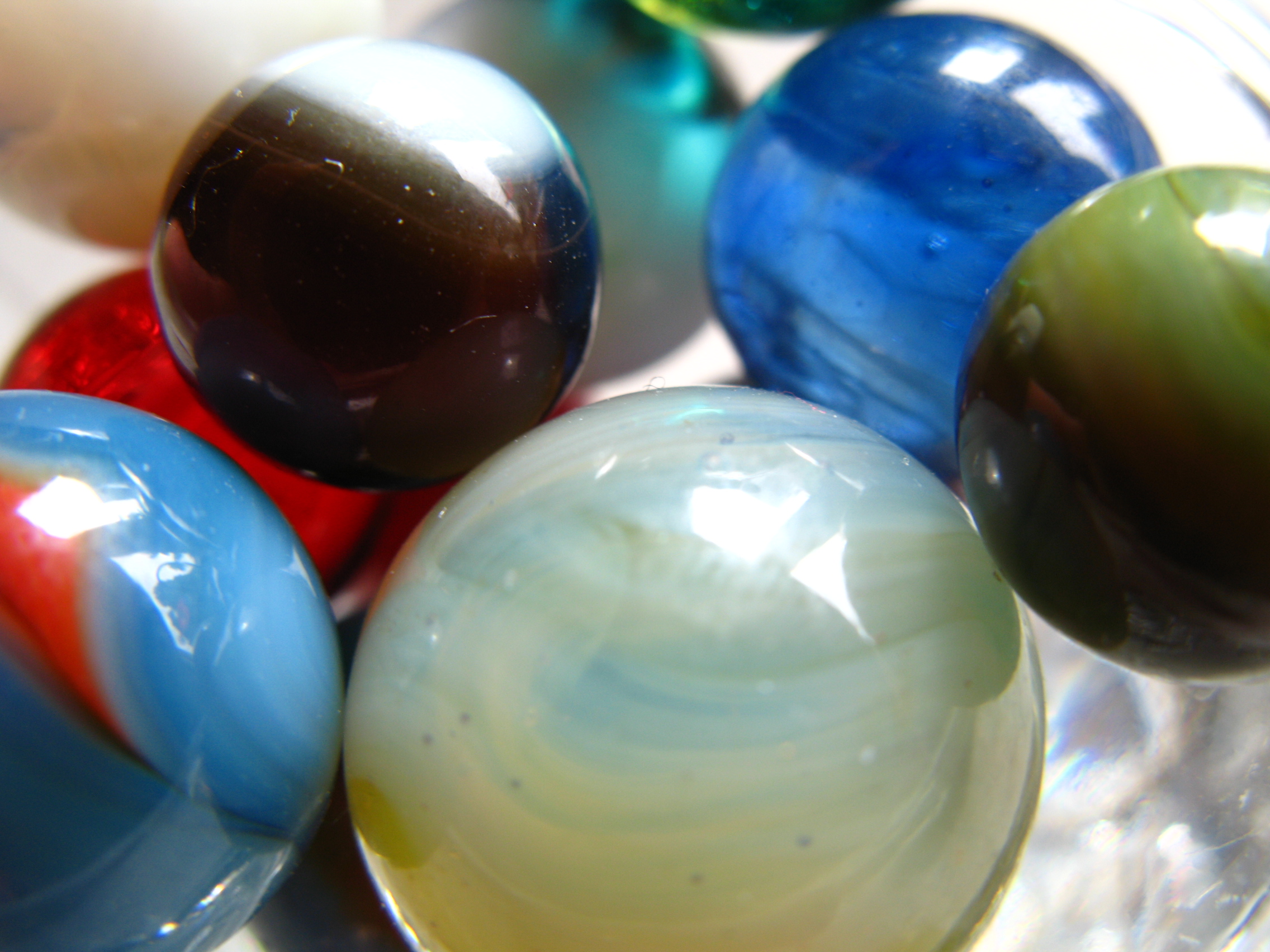 Marbles. Марблс. Древние стеклянные шарики. Мраморные шары. Макро Марблс 2560x1024.