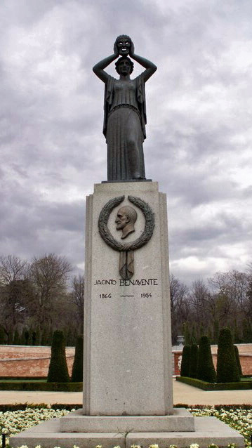 Monumento a Jacinto Benavente nos Xardíns do Retiro de Madrid.