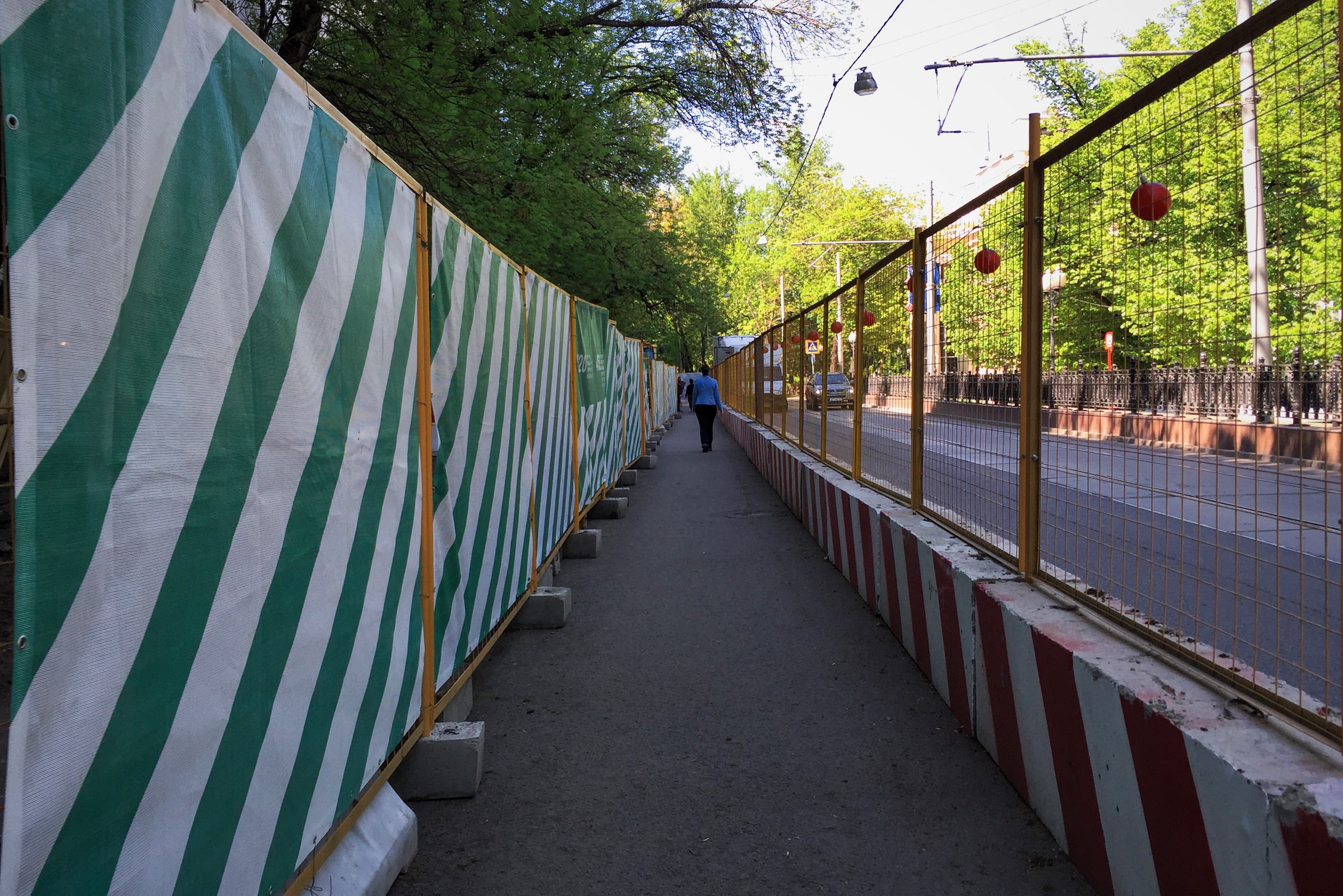 File:Moscow, roadblocks in Chistoprudny Boulevard (31206612032).jpg -  Wikimedia Commons