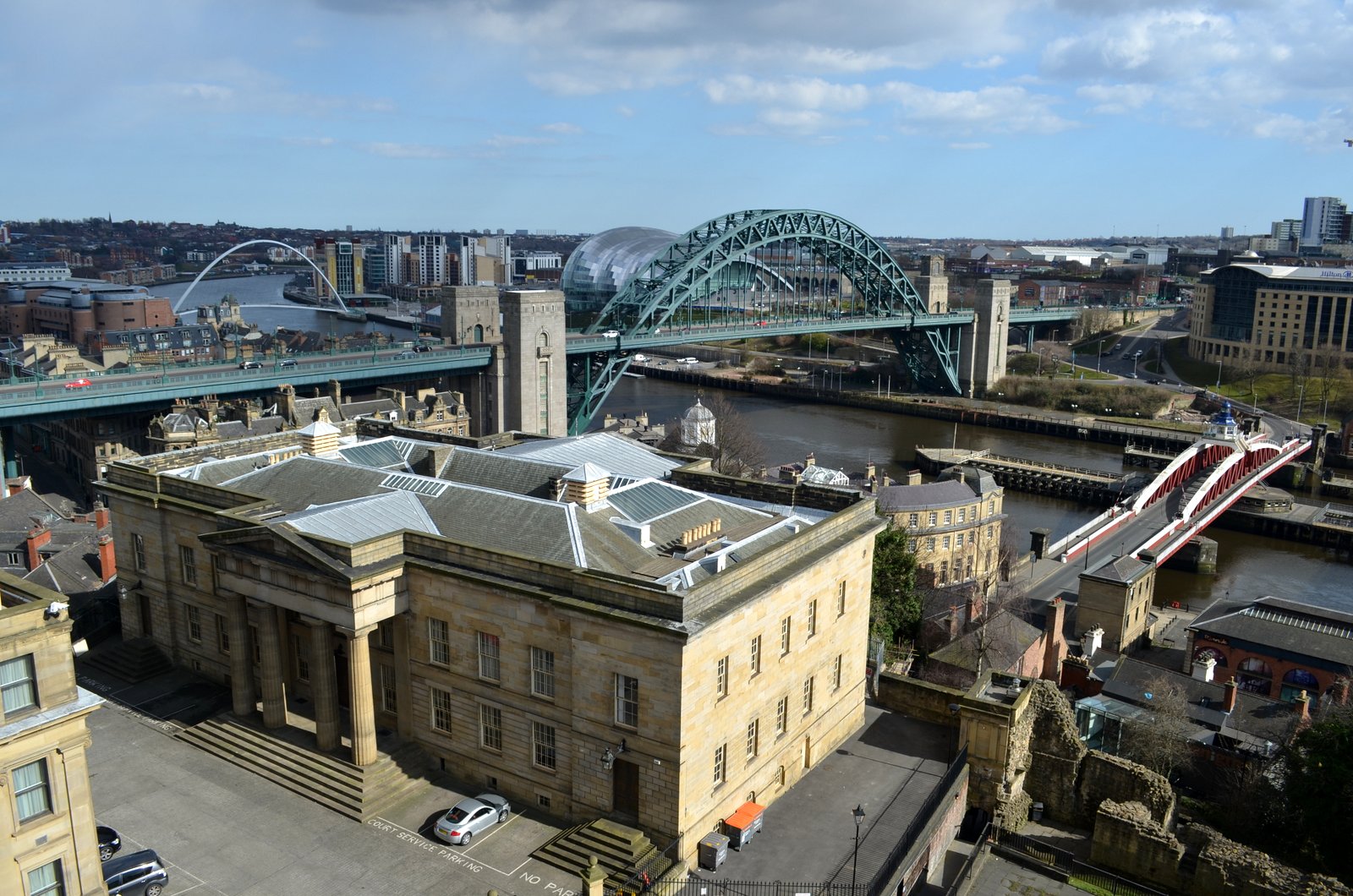 Newcastle_Moot_Hall_and_Tyne_Bridge.jpg