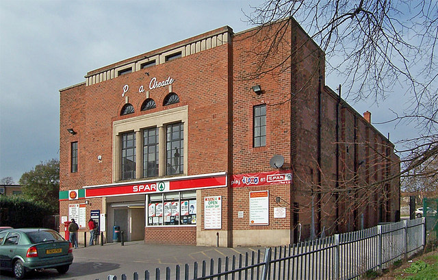 File:Plaza Arcade Hull Road Hessle.jpg