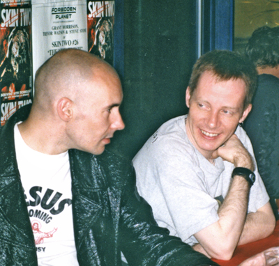 Steven Cook (right) with [[Grant Morrison]] at a signing for their ''[[Skin Two magazine]]'' collaboration ''The Story of Zero.''