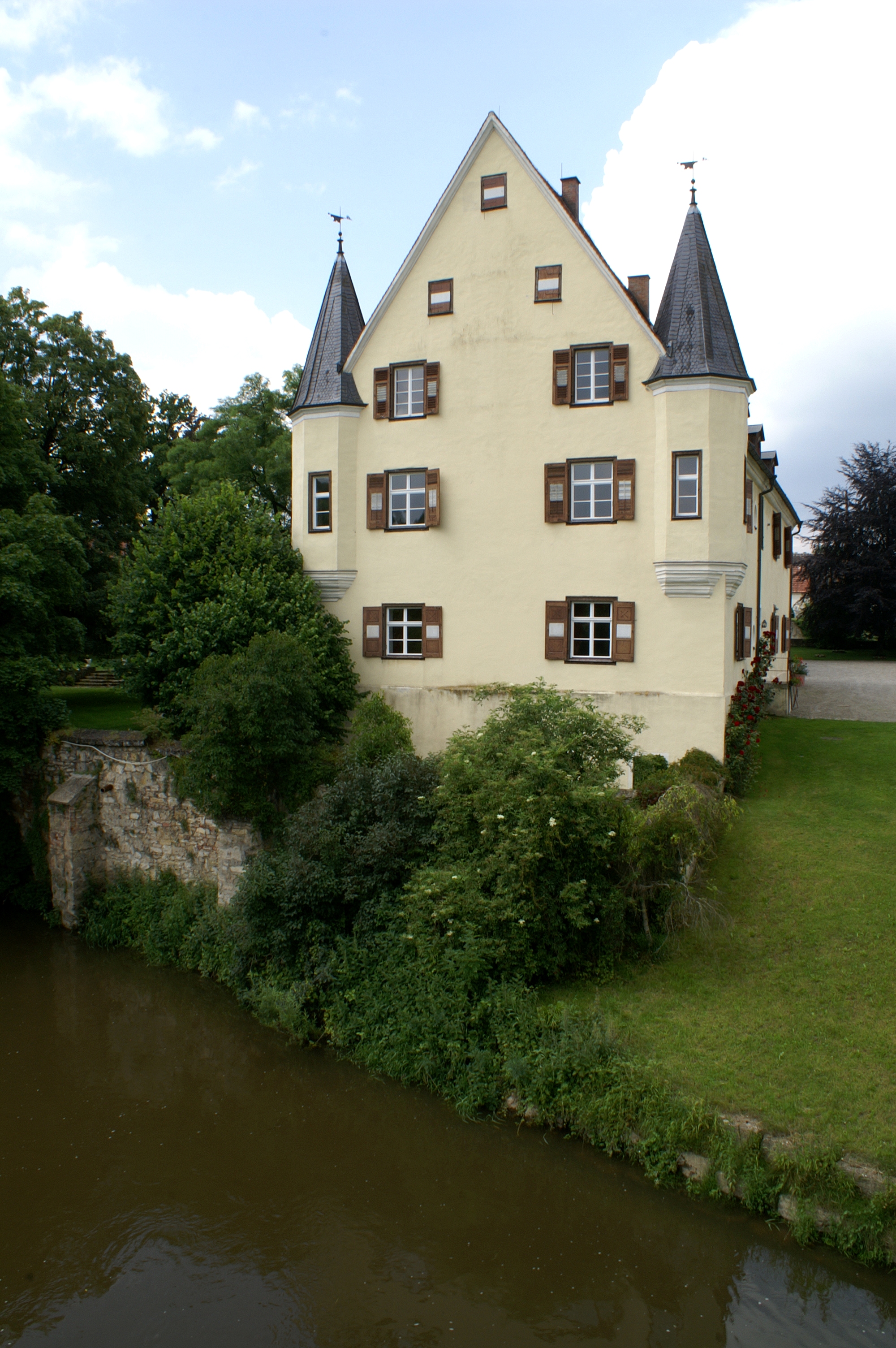 Schloss Zwiefaltendorf an der Donau wurde um 1660 erstmals urkundlich erwähnt. Bereits im 11. Jahrhu...