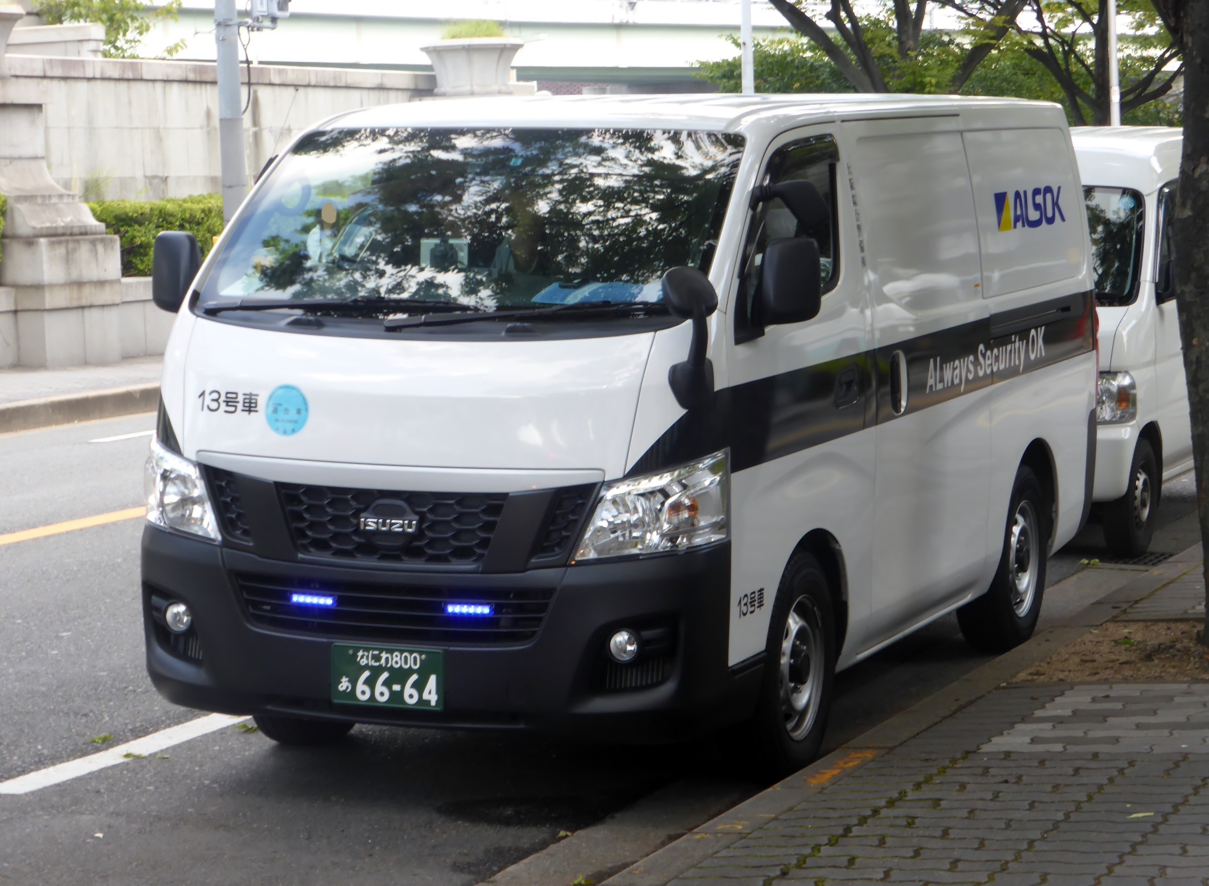 File The Frontview Of Isuzu Como E26 As An Armored Car Of Alsok Jpg Wikimedia Commons