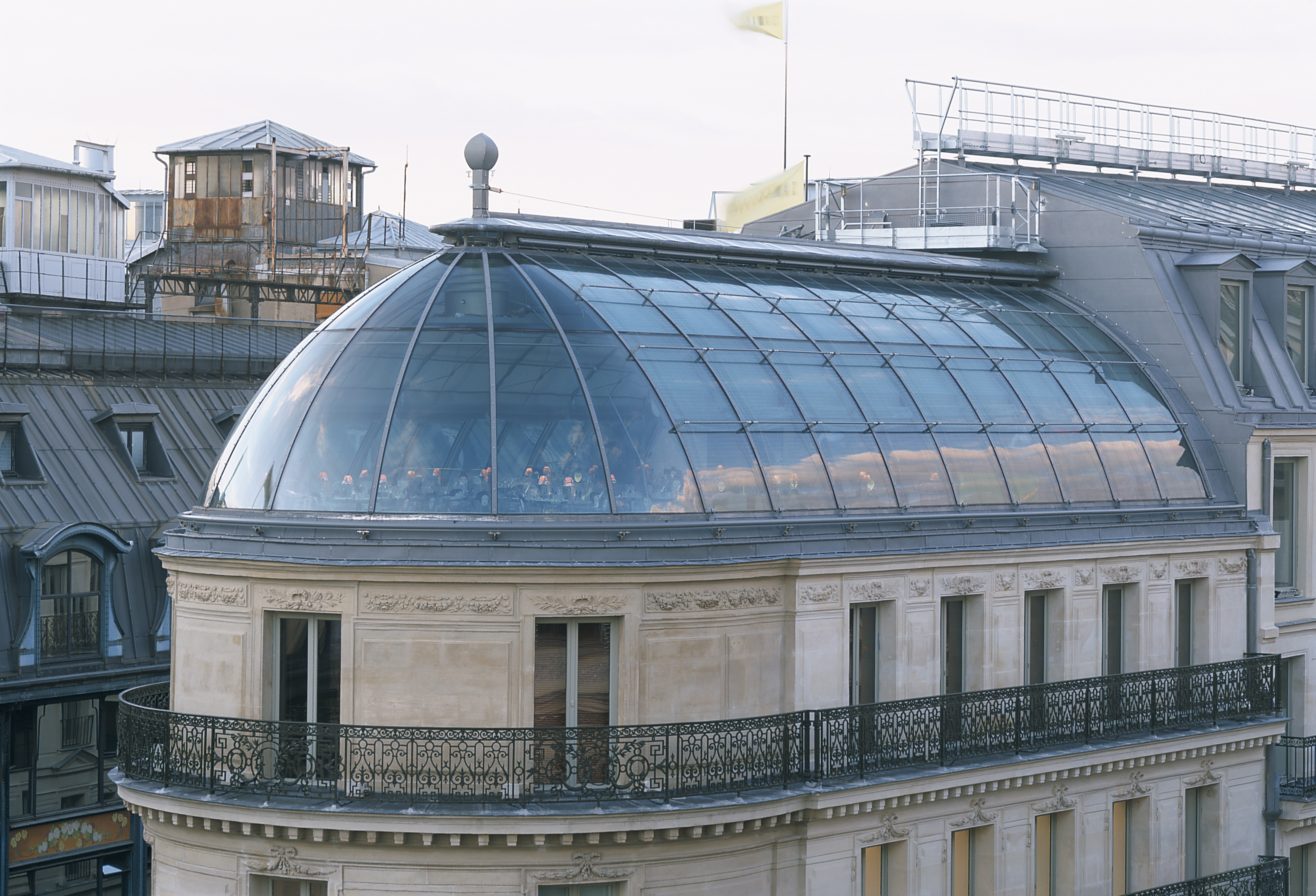 The_roof_Kenzo_Building%2C_1_rue_du_Pont-Neuf%2C_Paris.jpg