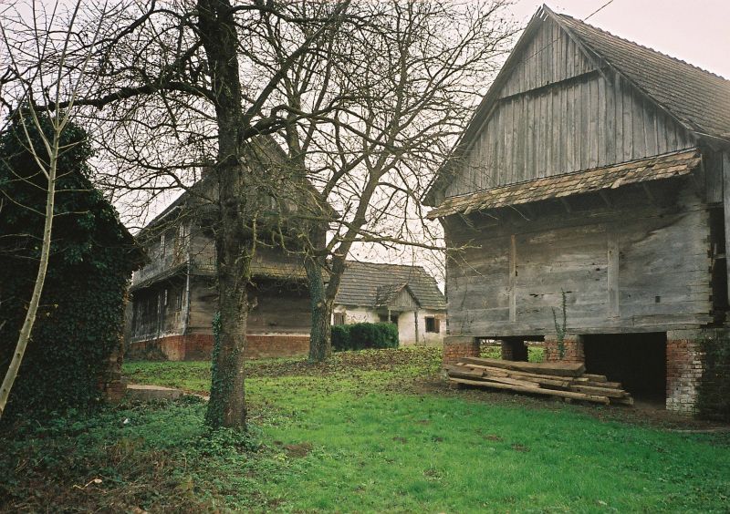 File:Tradicijska okućnica u Posavskim Bregima2.jpg