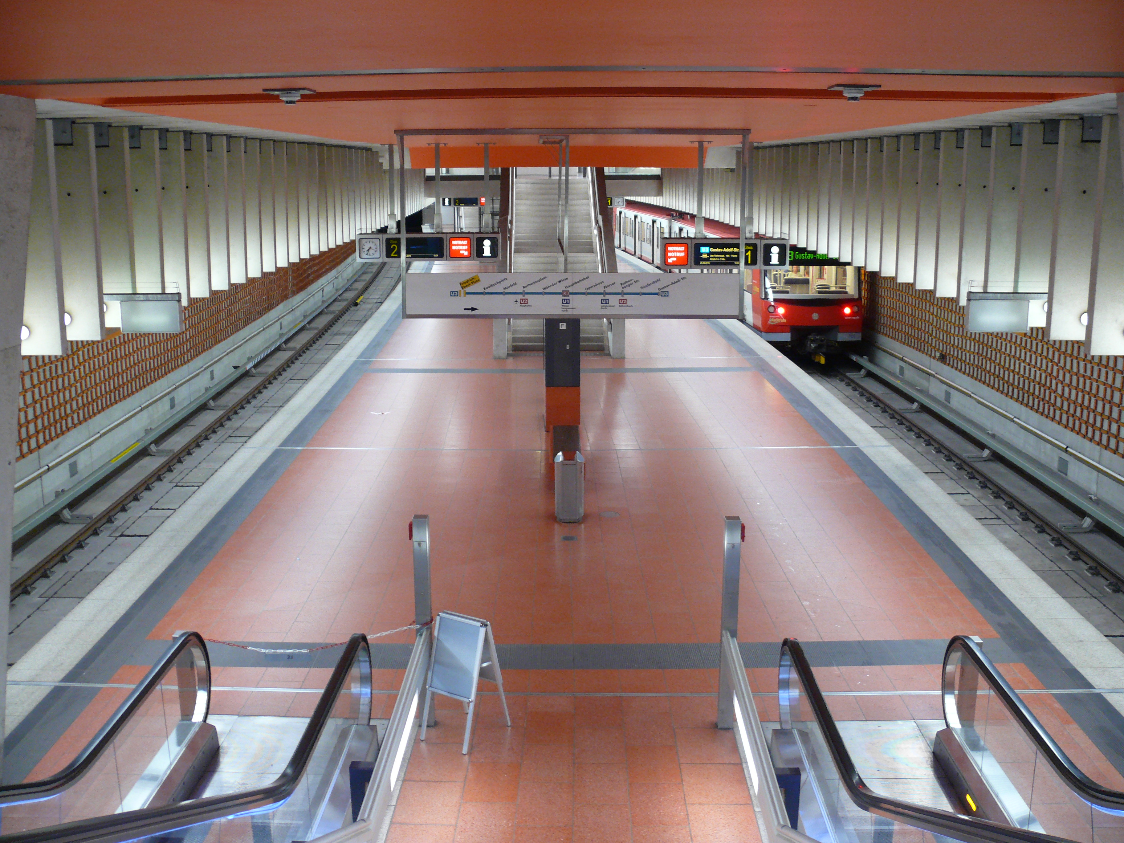 Плац 5. Oranienplatz метро. Подземная автостоянка Innsbrucker Ring u-Bahn München. Сооружение Friedrich-Ebert-Halle.